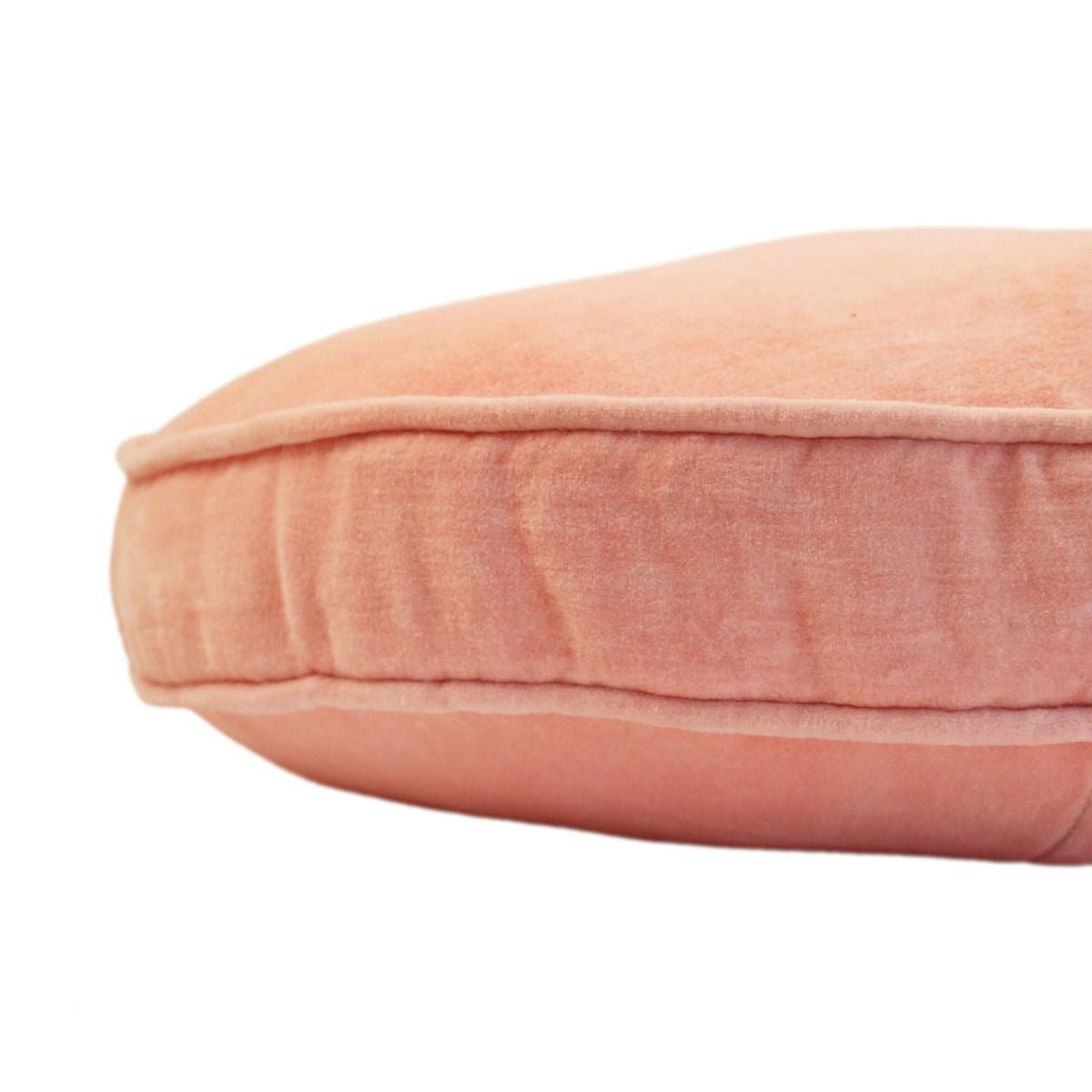 Sametový polštář LALA ROUND PINK - CO.DE Concept