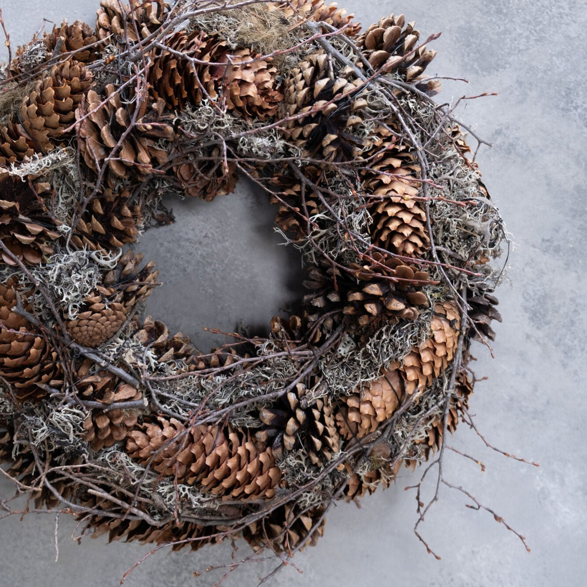 Přírodní věnec se šiškama MOSS - CO.DE Concept